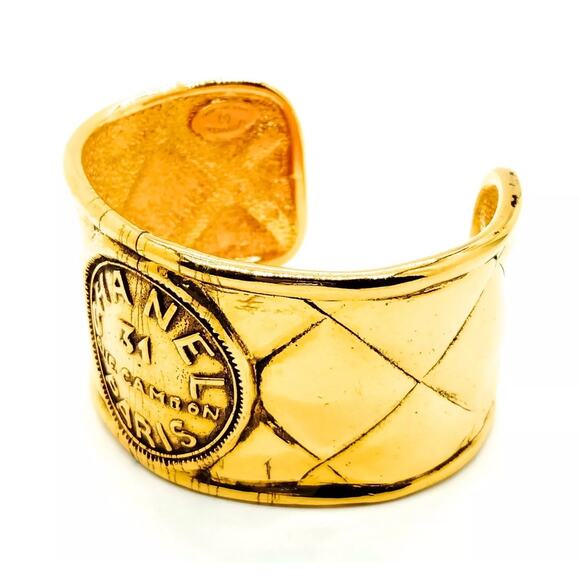 Chanel 'quilted' gilt metal cuff, circa  -1990 - Picture 1 of 8